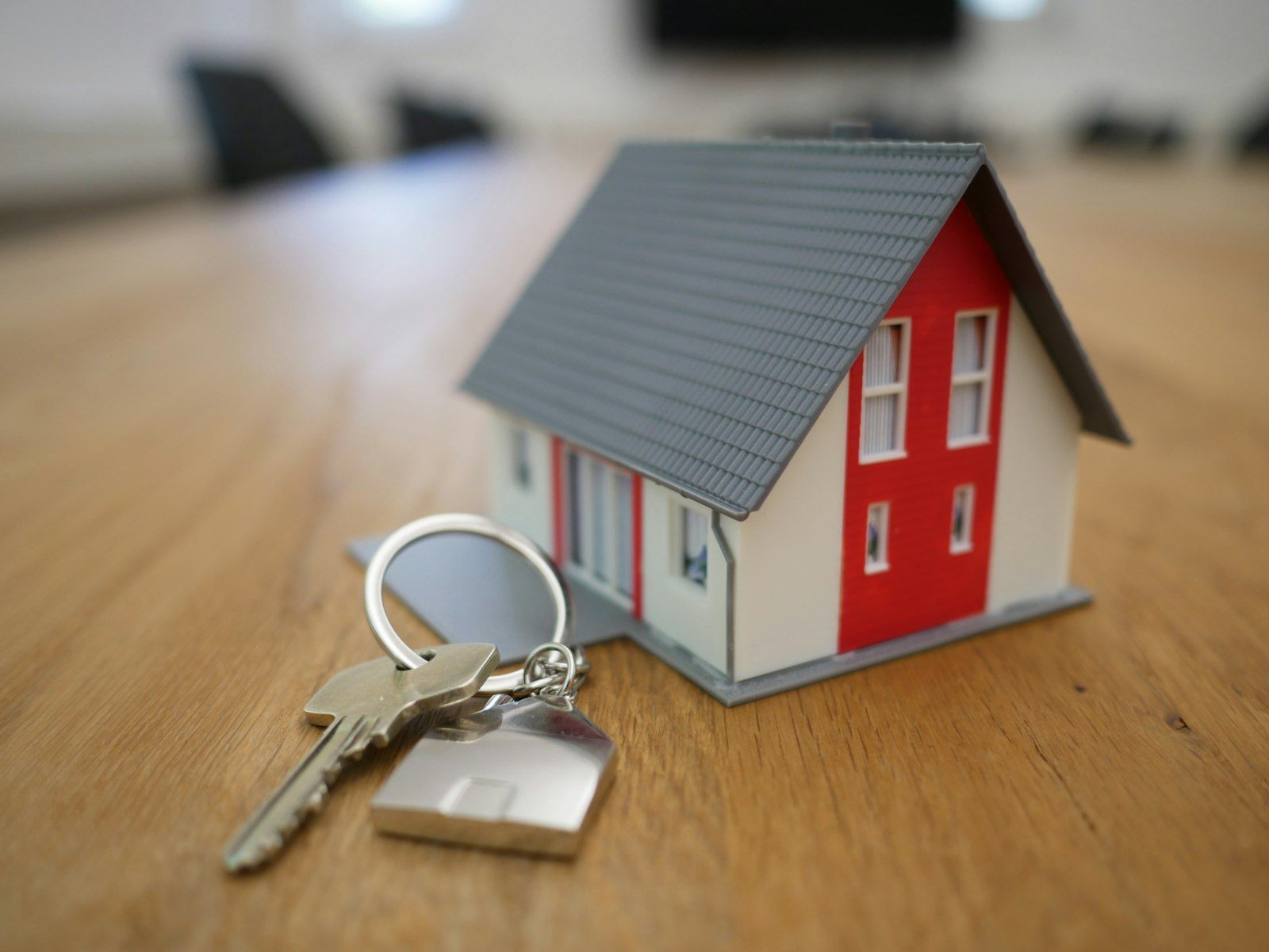 Modellino di una casa in legno su un tavolo, prima della firma del rogito