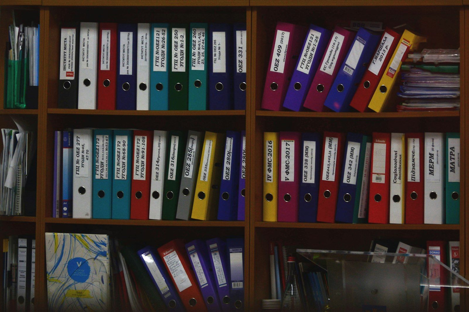 Raccoglitori colorati su uno scaffale d'archivio, per la visura catastale storica