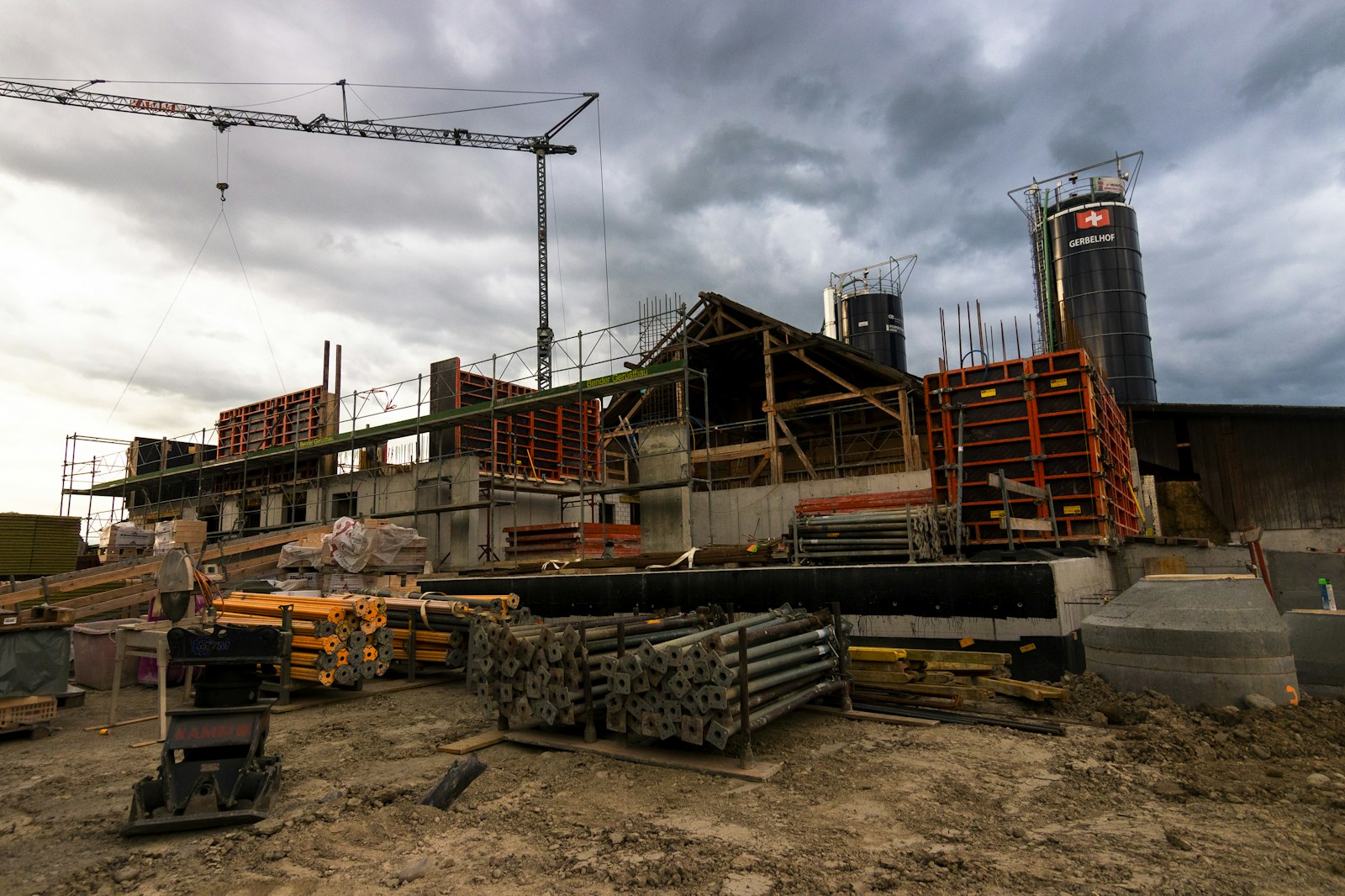 Cantiere edile con gru, unità immobiliare in corso di costruzione