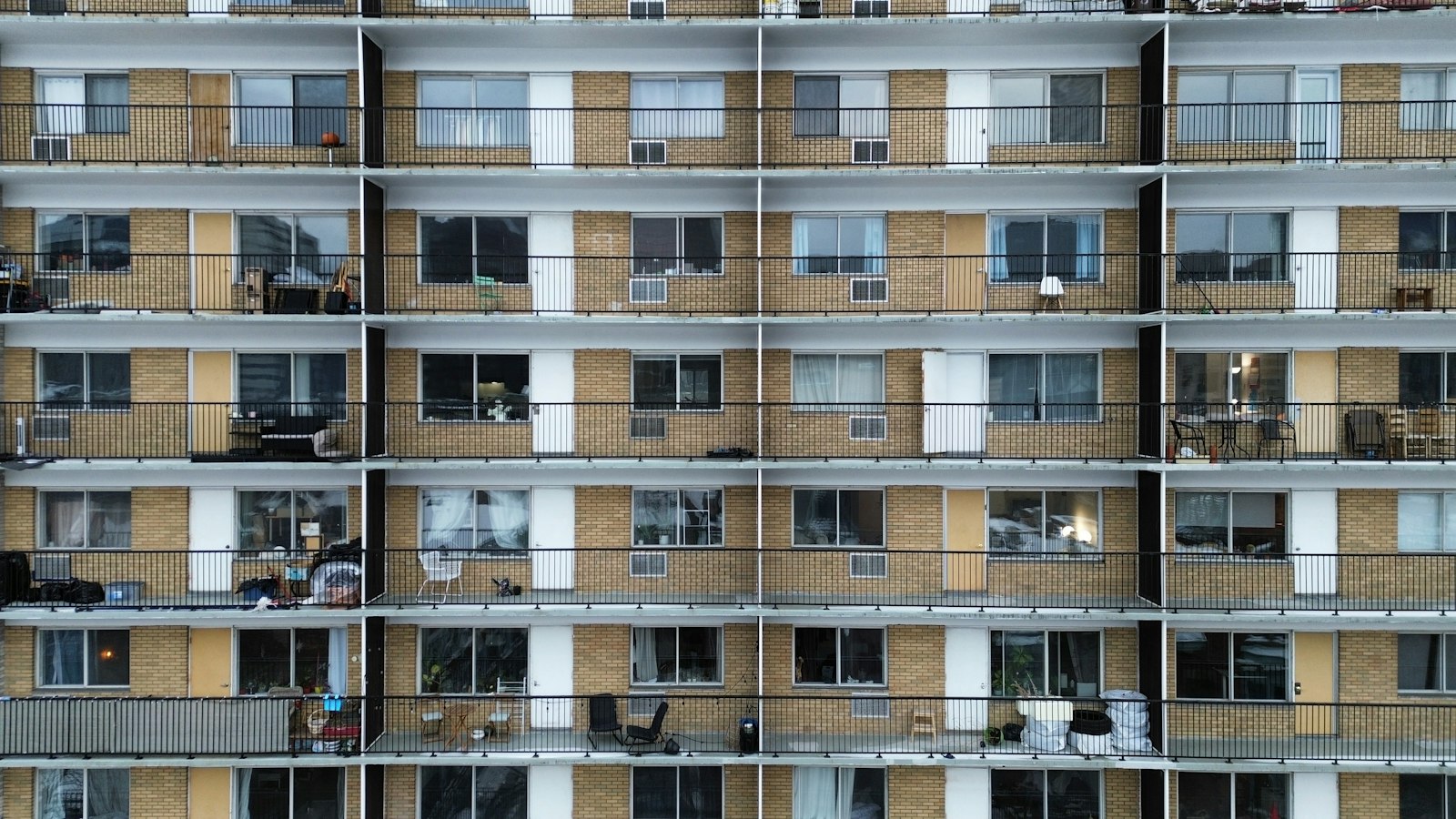 Facciata di un condominio a più piani con balconi, per l'elaborato planimetrico