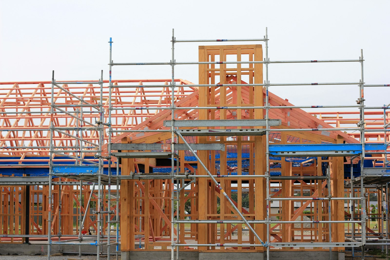 Nuova costruzione residenziale con impalcature, da accatastare a fine lavori