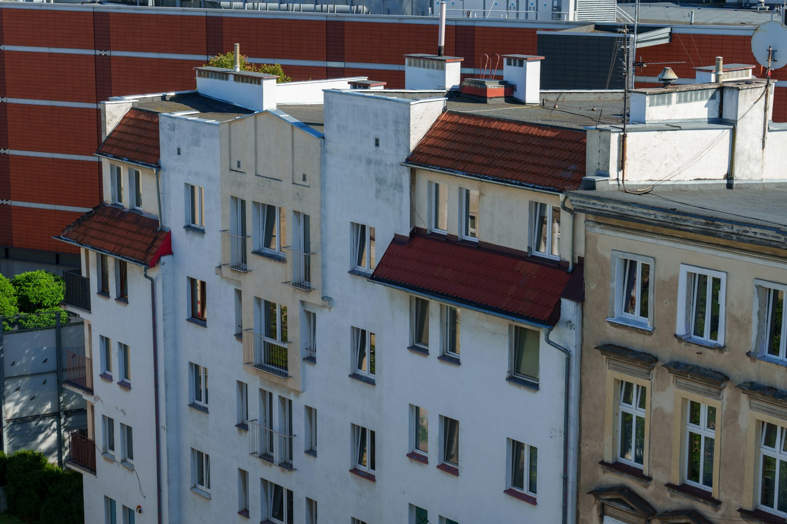 Palazzine residenziali con tetti in tegole rosse, categoria catastale gruppo A
