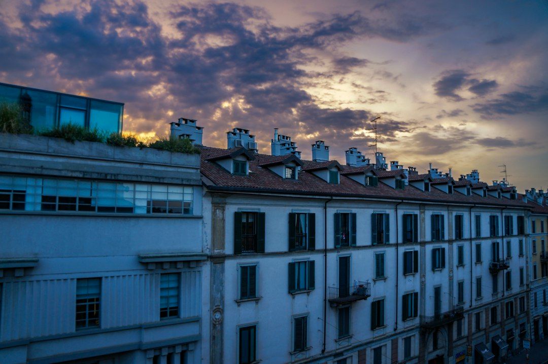 Palazzo residenziale a Milano al tramonto, un edificio per cui serve il certificato di agibilità
