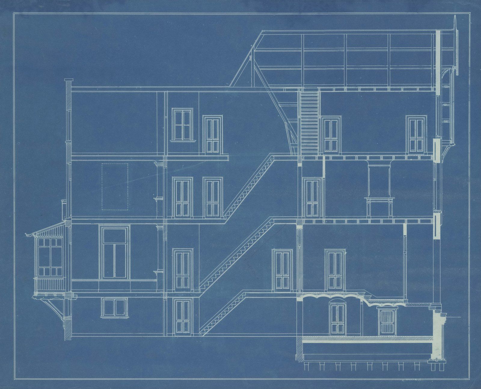 Progetto planimetrico di un edificio in scala di blu, con le piante dei piani
