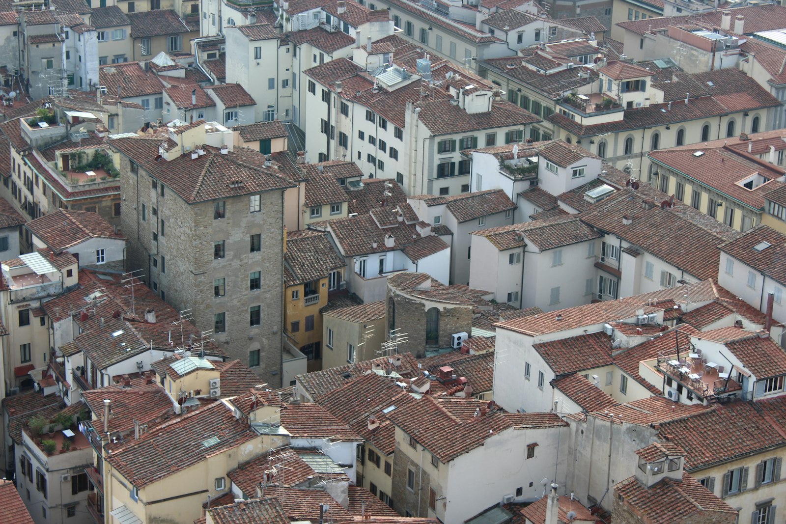 Tetti e facciate di edifici di un centro storico italiano, viste dall'alto