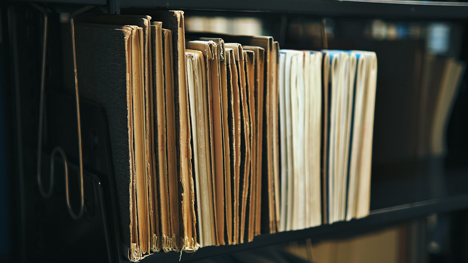 Vecchi documenti e libri su uno scaffale di un archivio, per la visura storica catastale